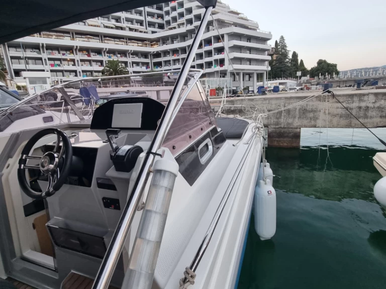 Atlantic 730 Sun Cruiser charter bareboat eller skeppad i Opatija