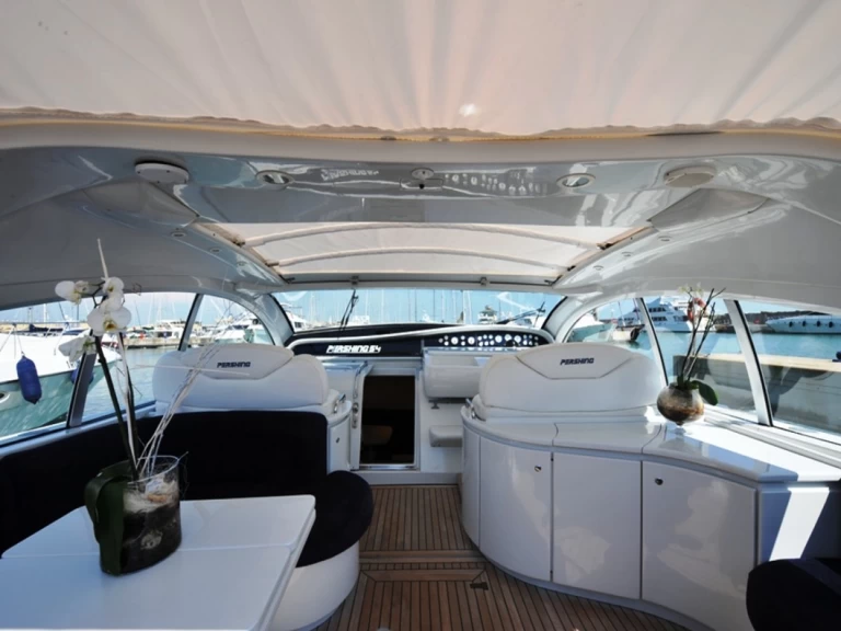 Hyra Motorbåt  med eller utan skeppare Pershing Poltu Quatu 