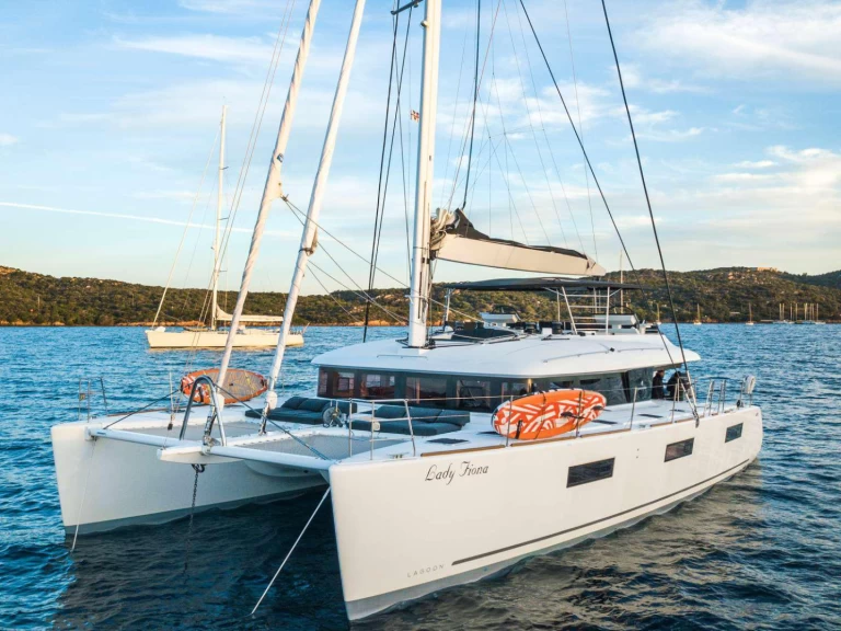 Lagoon Lagoon 620 charter bareboat eller skeppad i Ibiza Town