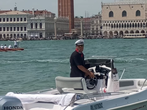 Uthyrning Motorbåt  Bluline med en båtlicens 