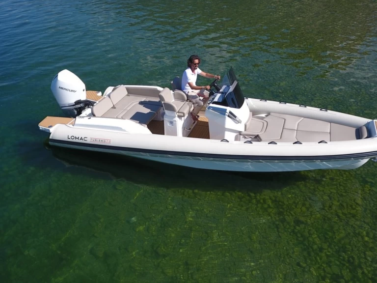 Uthyrning RIB Lomac med en båtlicens 