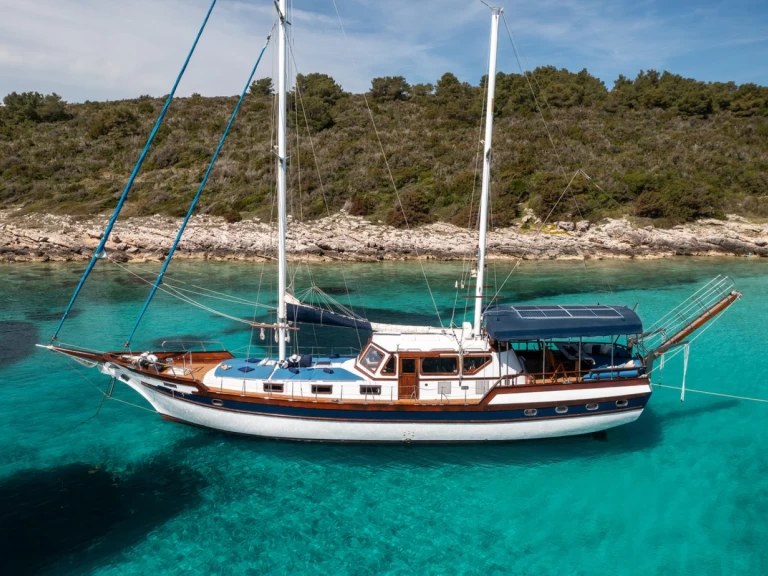 Unknown Hera charter bareboat eller skeppad i Split 