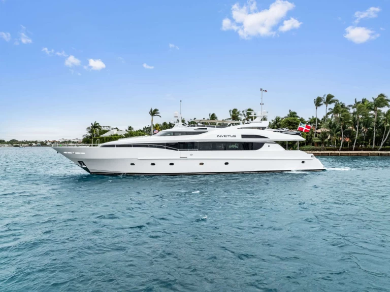 Palmer Johnson INVICTUS charter bareboat eller skeppad i Newport