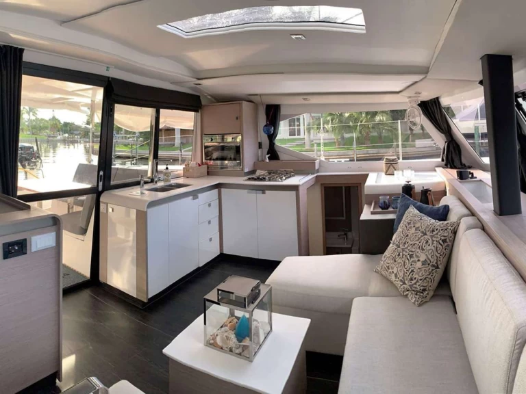 Uthyrning Lyx yacht Fountaine Pajot med en båtlicens 