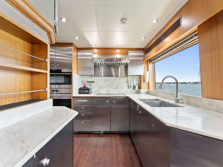 Uthyrning Lyx yacht Palmer Johnson med en båtlicens 