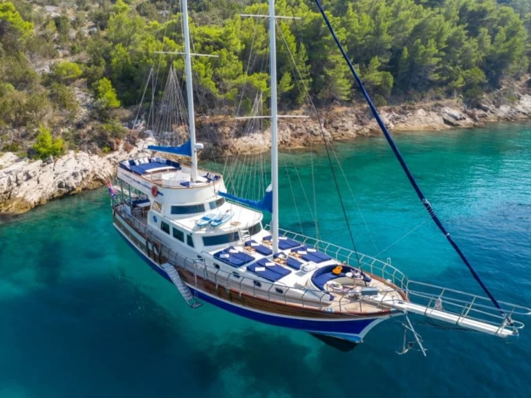 Custom Made Saint Luca charter bareboat eller skeppad i Omiš