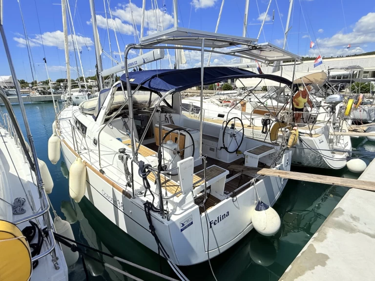 Hyr en Bénéteau Oceanis 38 Sukošan 