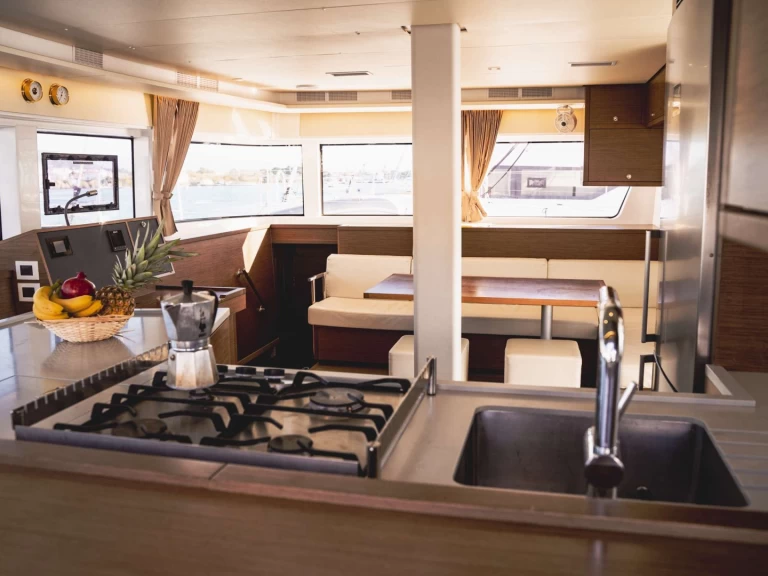 Lagoon AKANA charter bareboat eller skeppad i Kaštel Stari