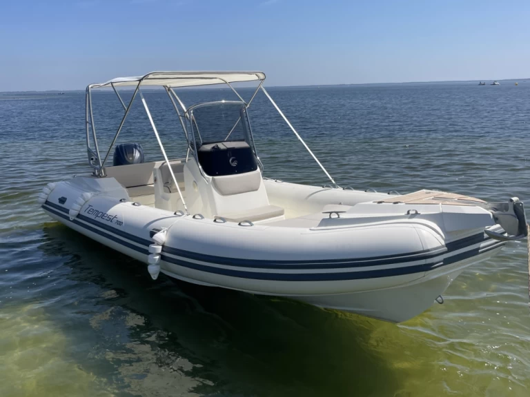 Capelli Tempest 700 Sun charter bareboat eller skeppad i Biscarrosse