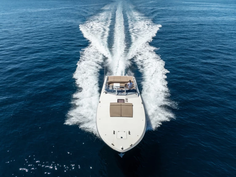 Hyra Motorbåt  med eller utan skeppare Itama Saint-Tropez 