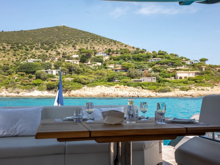 Sunseeker PREDATOR 65 charter bareboat eller skeppad i Saint-Tropez