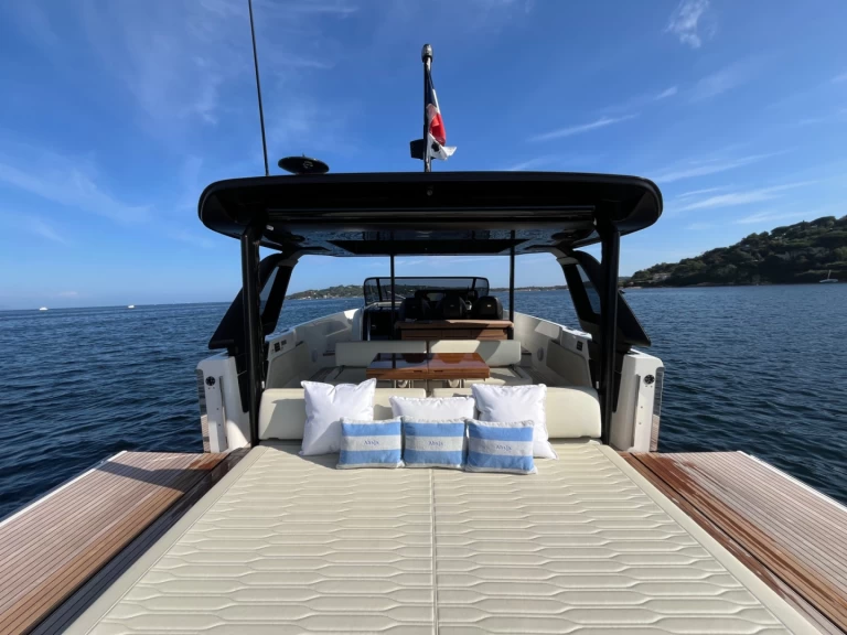 Cranchi Cranchi A46 charter bareboat eller skeppad i Saint-Tropez