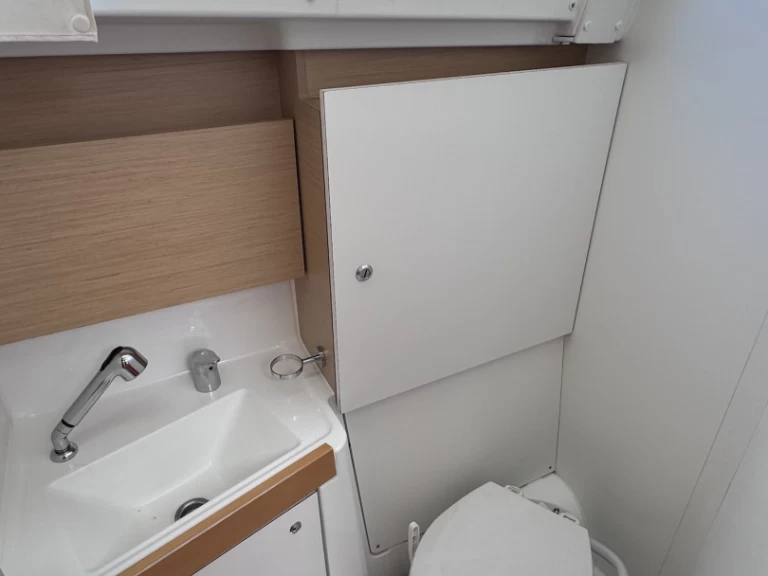 Bénéteau Oceanis 38 charter bareboat eller skeppad i Sukošan