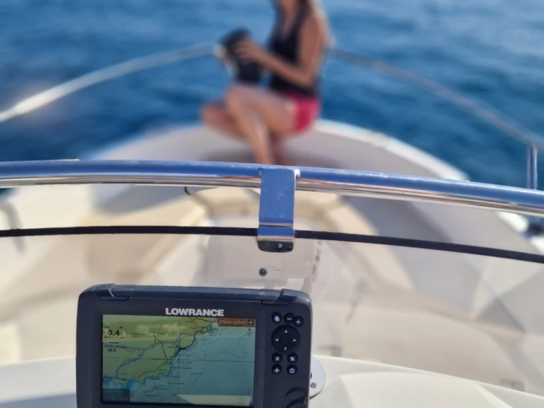 Uthyrning Motorbåt  Jeanneau med en båtlicens 