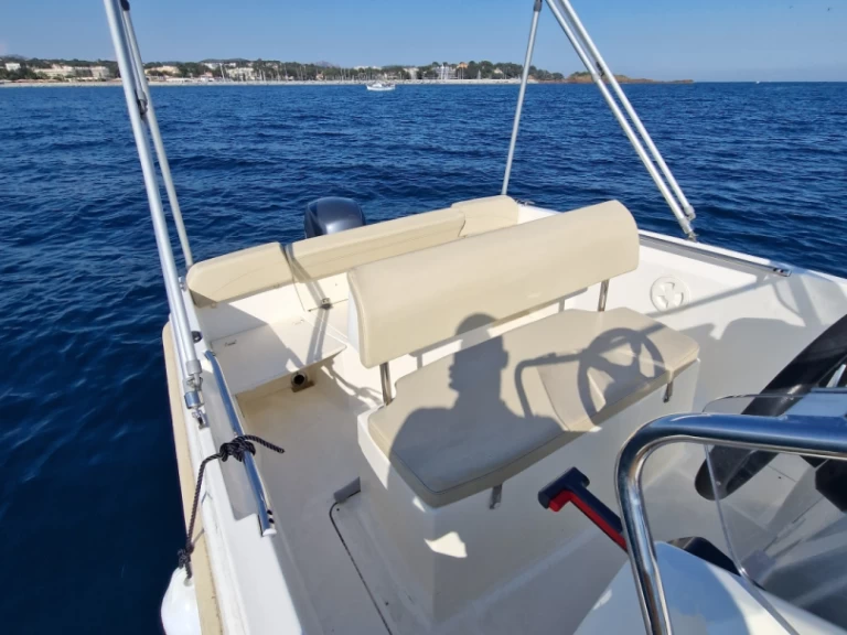 Hyr en Jeanneau cap-camarat 505 Style Saint Raphael 