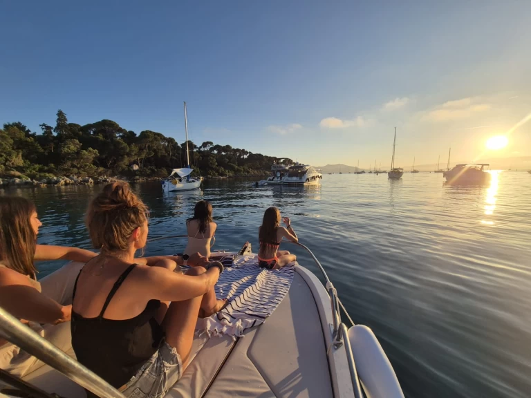 Uthyrning Motorbåt  Bénéteau med en båtlicens 