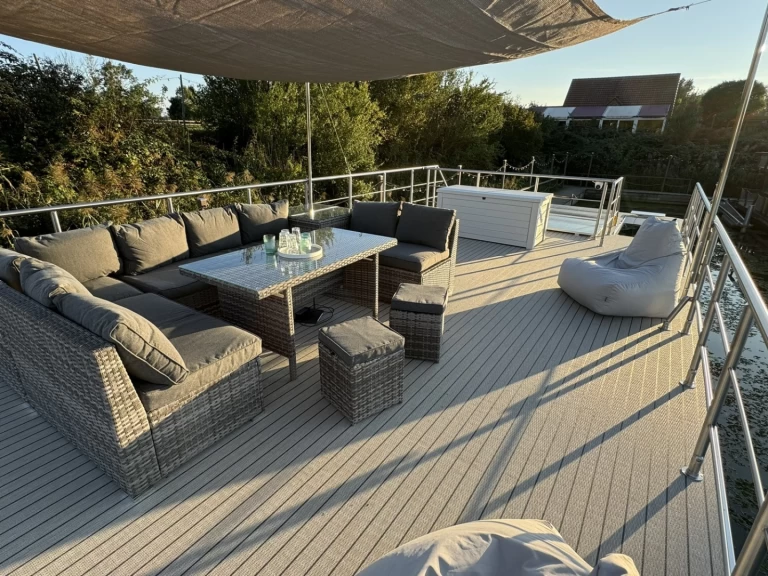 Luxboot Luxboot charter bareboat eller skeppad i Waren (Müritz)