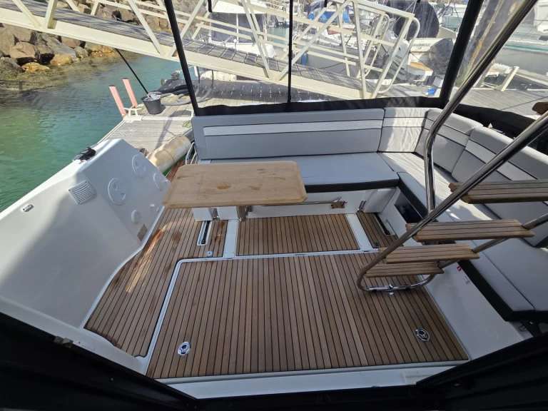 Uthyrning Motorbåt  Jeanneau med en båtlicens 