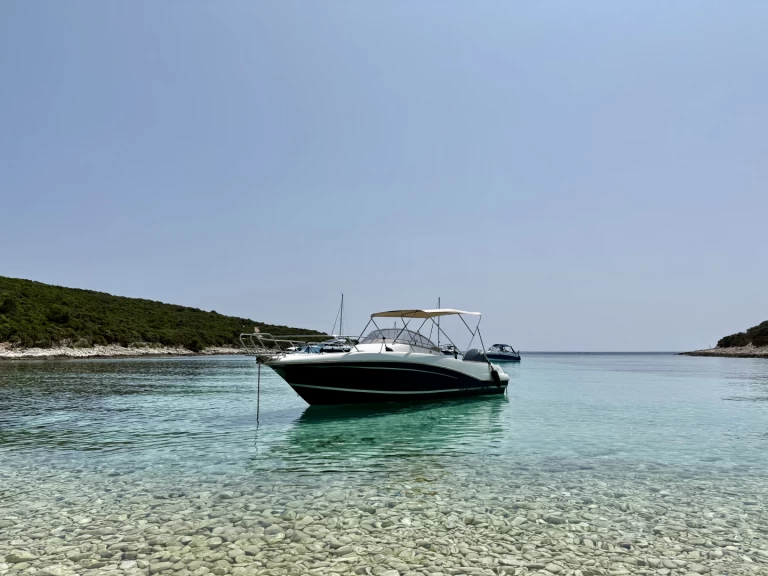 Jeanneau Cap Camarat 7.5 WA charter bareboat eller skeppad i Mali Lošinj