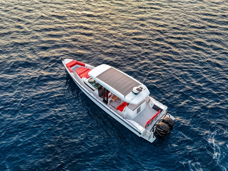 Axopar Axopar 37 Sun-Top charter bareboat eller skeppad i Ornós