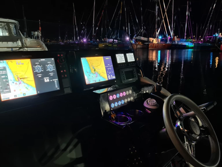 Zodiac Medline 9 charter bareboat eller skeppad i Les Sables-d'Olonne