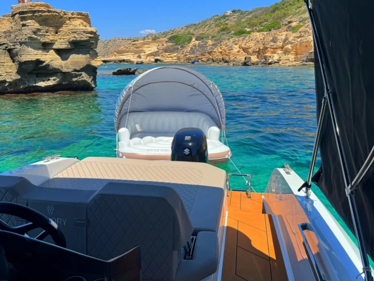 Uthyrning Motorbåt  Valory med en båtlicens 