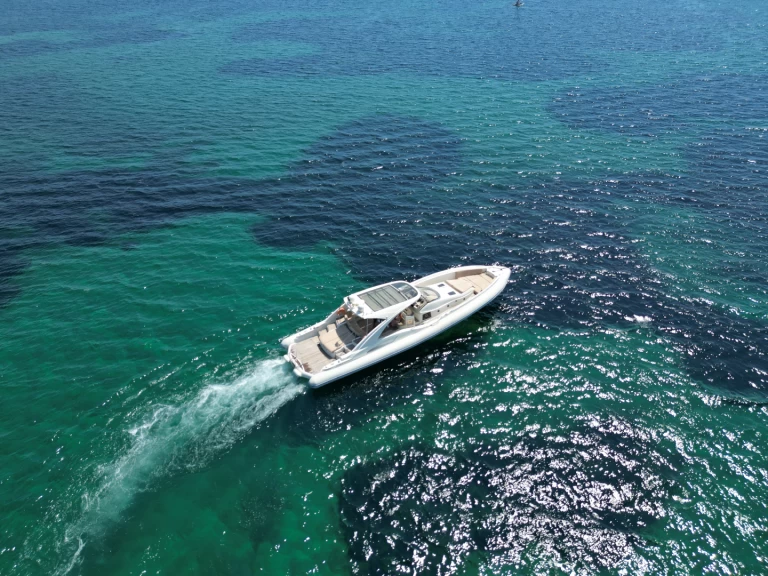 ISOLA 63 charter bareboat eller skeppad i Porto-Vecchio