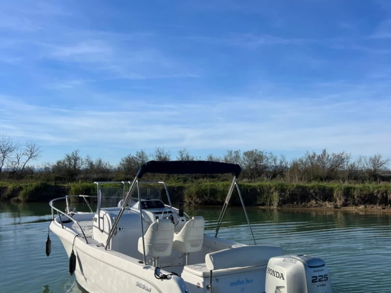 Sessa Marine Key Largo 23 charter bareboat eller skeppad i Sainte-Maxime