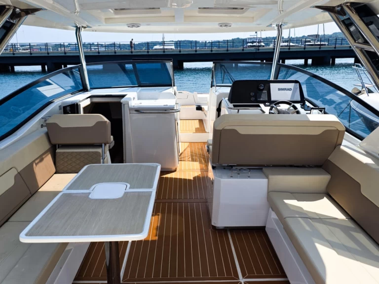 Hyra Motorbåt  med eller utan skeppare Aquila Pula  