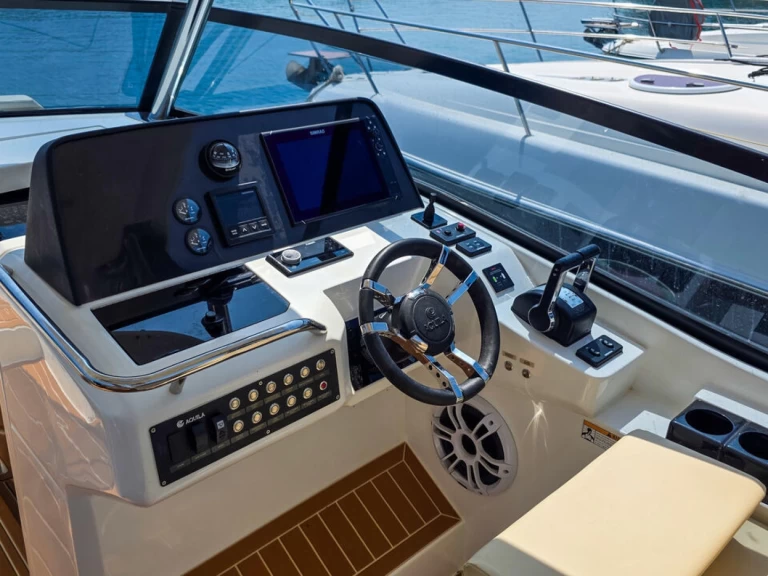 Uthyrning Motorbåt  Aquila med en båtlicens 