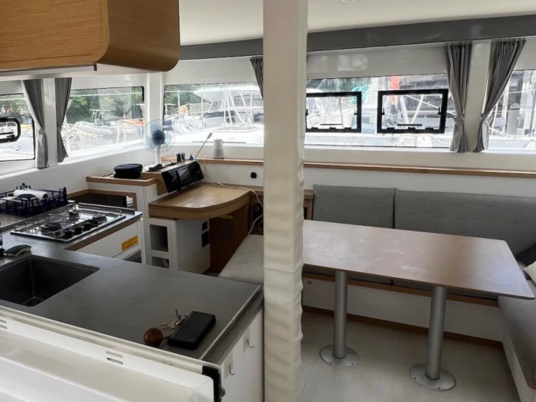 Uthyrning Katamaran  Bénéteau med en båtlicens 