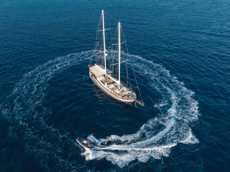 Uthyrning Lyx yacht Custom med en båtlicens 