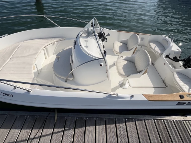 Uthyrning Motorbåt  Bénéteau med en båtlicens 