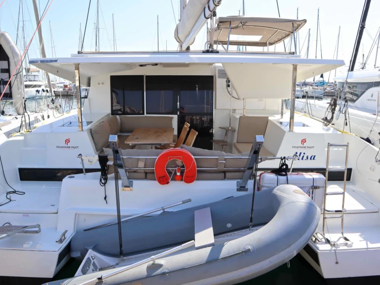 Fountaine Pajot Lucia 40 charter bareboat eller skeppad i Ligia