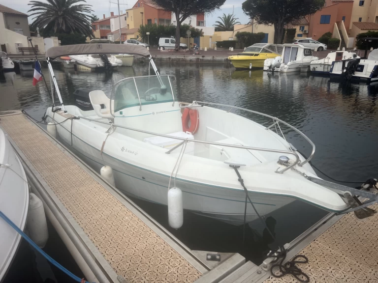 Jeanneau Cap Camarat 615 charter bareboat eller skeppad i Le Barcarès