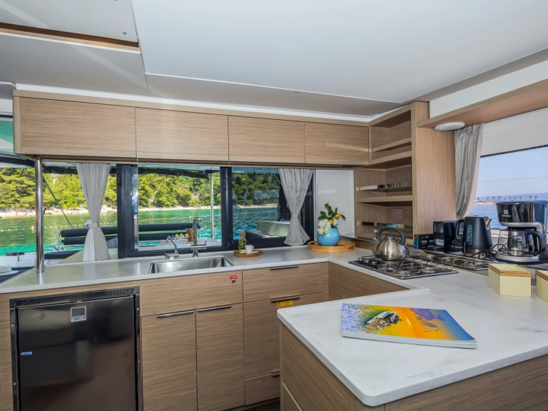 Hyra Katamaran  med eller utan skeppare Lagoon Split  