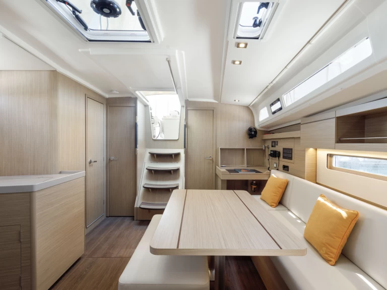 Hyr en Bénéteau Oceanis 40.1 Alimos 