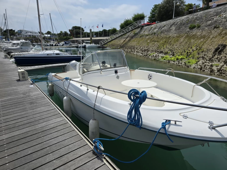 Jeanneau Cap Camarat 625 charter bareboat eller skeppad i Saint-Denis-d'Oléron