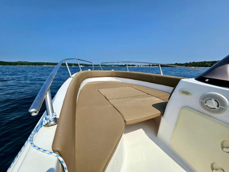 Marinello Eden 22 charter bareboat eller skeppad i Funtana-Fontane