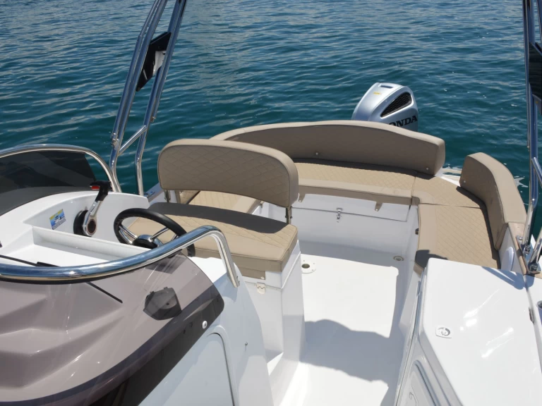 Marinello Eden 26 Open charter bareboat eller skeppad i Funtana-Fontane
