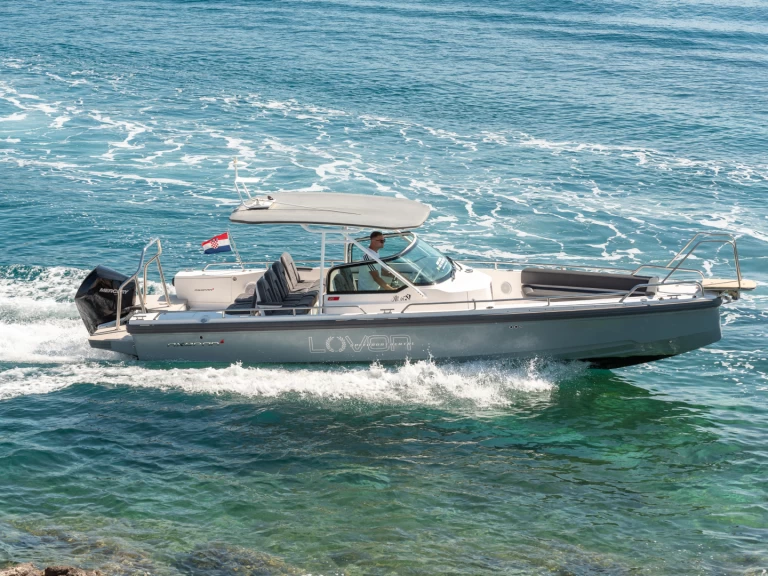 Uthyrning Motorbåt  Axopar med en båtlicens 