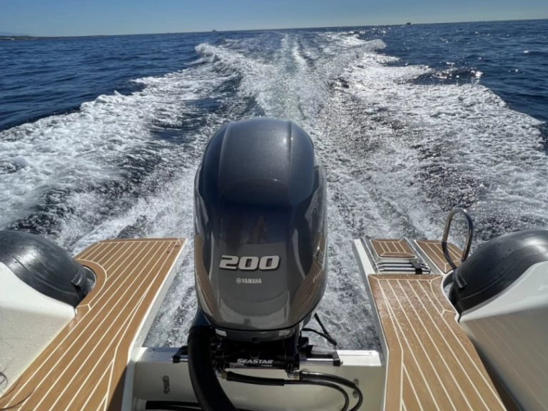 Uthyrning RIB Capelli med en båtlicens 