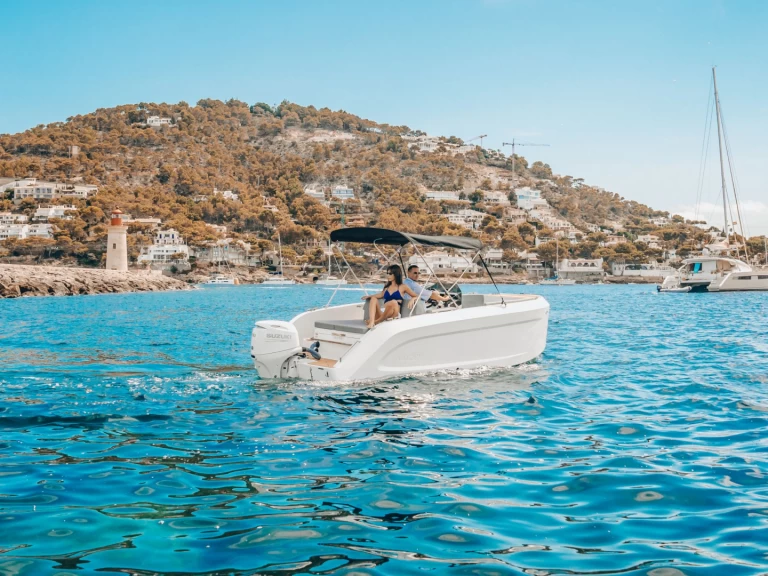 Valory 570 PREMIUM charter bareboat eller skeppad i Port d'Alcudia