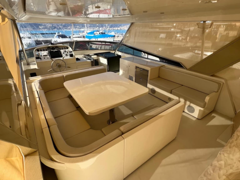 Falcon falcon 80 charter bareboat eller skeppad i Porto di Salerno