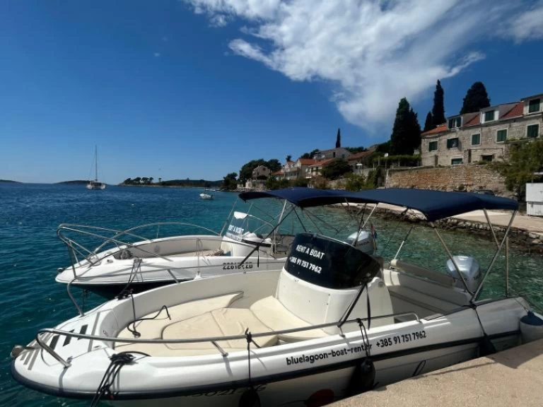 Insidias Marine HM 22 Fly charter bareboat eller skeppad i Poljica