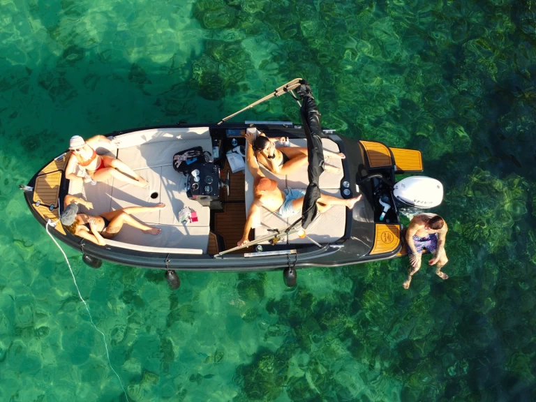AQUA51 550 charter bareboat eller skeppad i Sant Antoni de Portmany