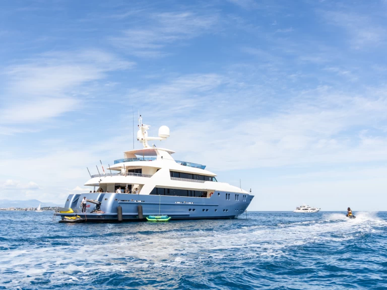 Concept-Marine Custom tri-deck 42 Metre charter bareboat eller skeppad i Cannes