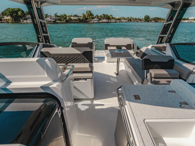 Båtuthyrning Aquila Aquila 32 Sport i Saint Raphael på Samboat 