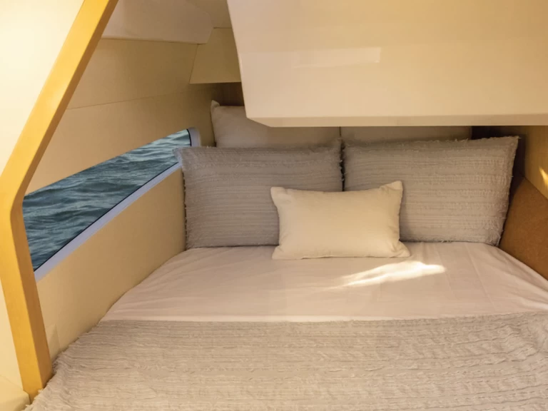 Hyra Motorbåt  med eller utan skeppare Aquila Saint Raphael 