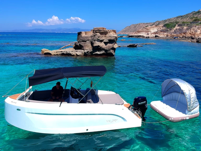 Uthyrning Motorbåt  Valory med en båtlicens 